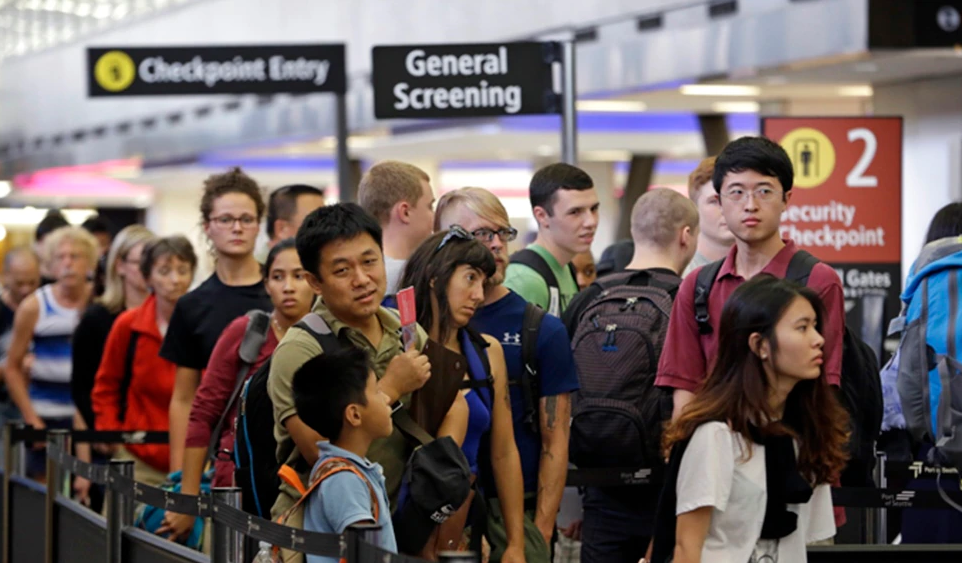 中國大解封讓外國怕爆？不只日本，美國考慮限制陸客入境。（翻自《美國之音》）