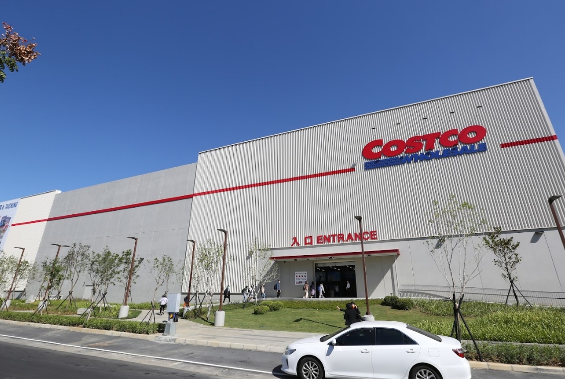 連鎖賣場好市多經常推出優惠活動，一名網友以為自己訂6串衛生紙，沒想到來了6箱。（資料照）