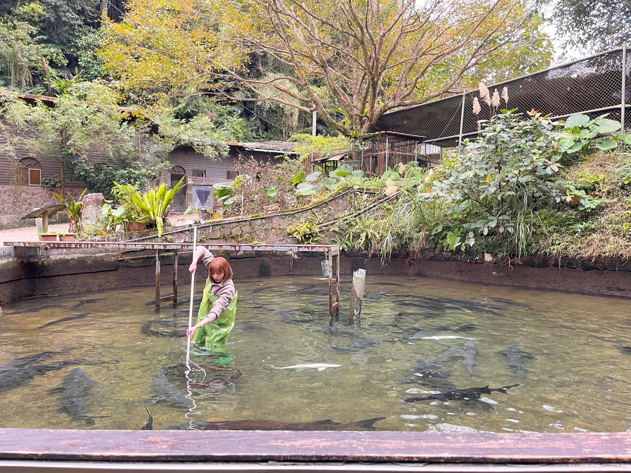 《市井豪門》王瞳被指派要捕撈鱘龍魚,沒想到體積龐大讓她直呼相當吃力。(民視提供)