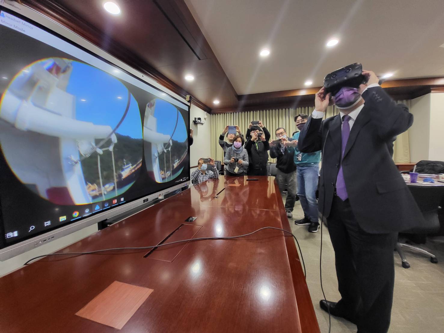 蔡清祥戴上VR設備親自體驗行政執行署利用360度全景相機拍攝船舶內外場景,有助拍賣作業進行。