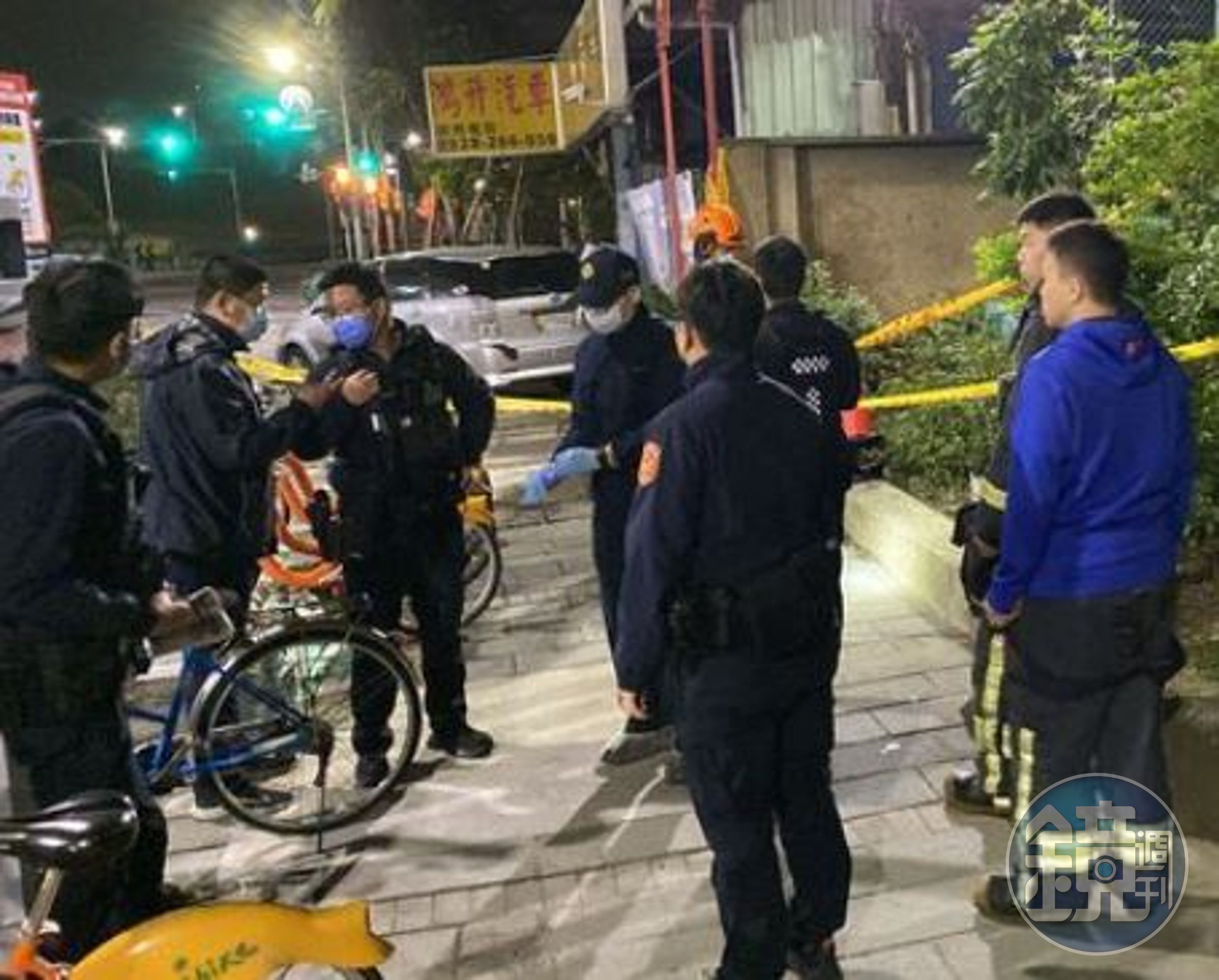 三重一名老翁在校園圍牆邊引火自焚。（翻攝畫面）
