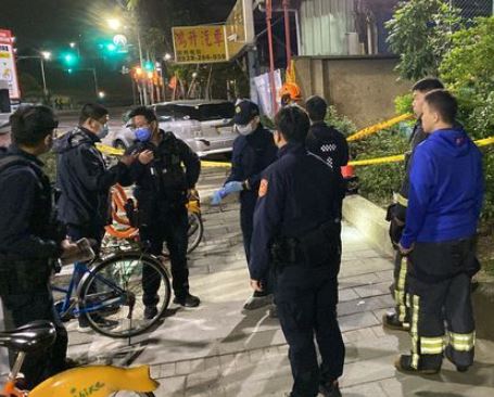 三重一名老翁在校園圍牆邊引火自焚。（翻攝畫面）