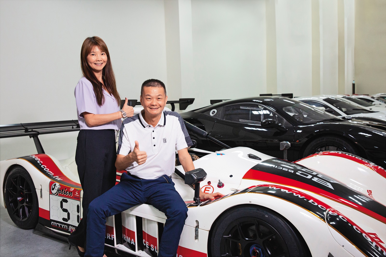 董事長黃錦章(右)與擔任財務長的妹妹黃淑妮(左)從改裝車到愛上賽車,2人都是賽車手。