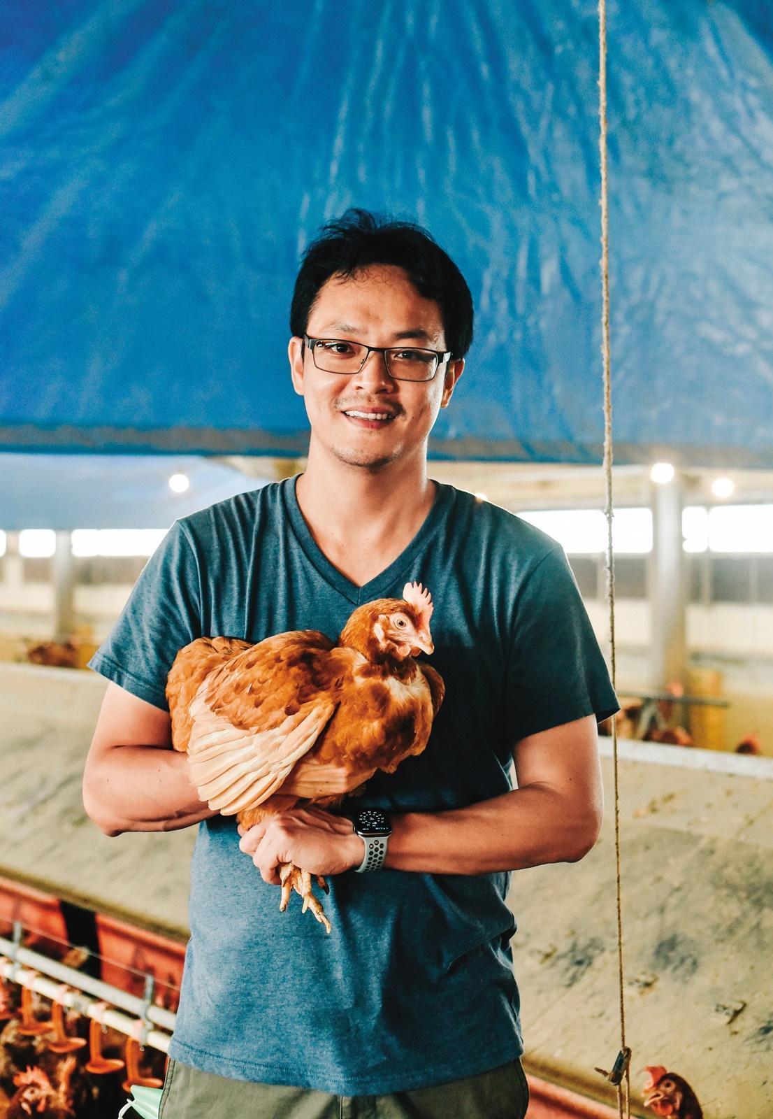 全佑牧場負責人張建豐拆除傳統籠飼雞舍,朝動物福利蛋的目標前行。