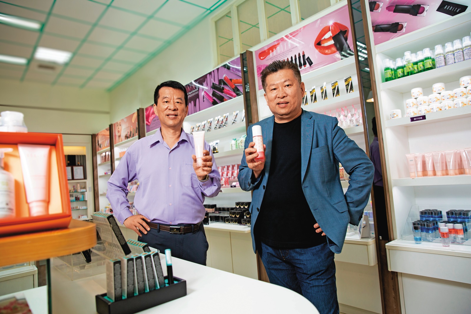 彤采妮第二代接手，董事長郭鎮彰（右）、副董事長郭鎮輝（左），擴展事業版圖從口紅、護唇膏、眼部彩妝產品到臉部保養品，代工全球超過50家品牌。