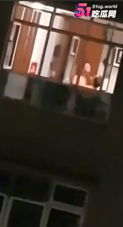 這對男女開窗激情做愛，引發全社區討論。（翻自《51吃瓜網》）
