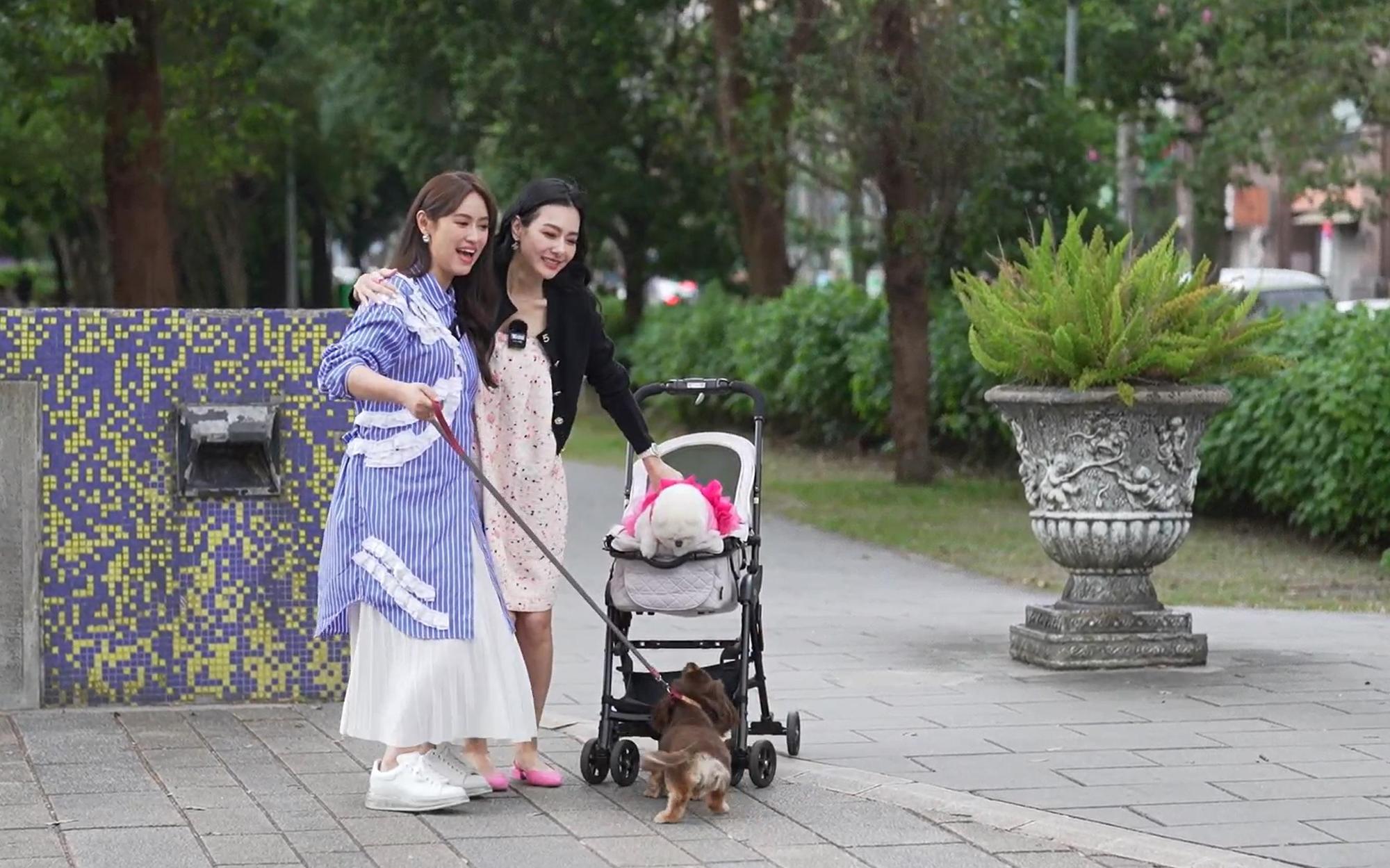王思佳（右）跟吳姍儒一起帶愛犬出外景。（TVBS提供）