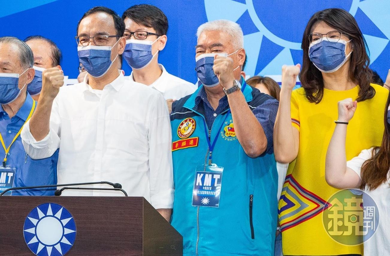 季麟連(中)是國民黨黃復興黨部主委。左為黨主席朱立倫,右為立委鄭麗文。(本刊資料照)