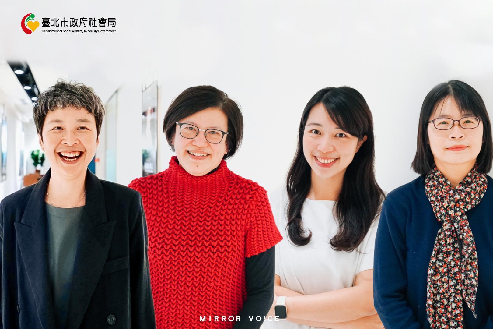 台北市政府社會局攜手鏡好聽製作Podcast節目《你的鏡頭我的痛——偷拍偷走了什麼?》,邀請研究性別與溝通的世新大學口傳系教授李佩雯(左一)擔任主持人,從社會文化、犯罪者心理、受害者角度3個面向與3位來賓對談,從左二至右分別是長期關注數位性暴力的政大新聞系方念萱副教授、非政府組織(NGO)工作者、同時也是偷拍受害者張希慈、婦女救援基金會杜瑛秋執行長 。(鏡好聽提供)
