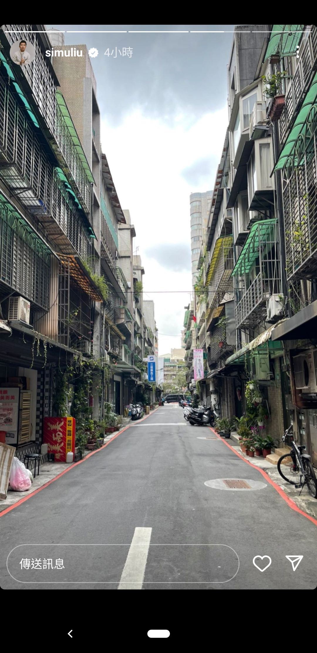 劉思慕還分享了台灣的巷弄街景,卻遭台灣鄉民嫌棄市容好醜。(翻攝自劉思慕IG)