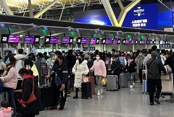 中國鬆綁防疫政策後，出現報復式旅遊潮。（翻攝微博）