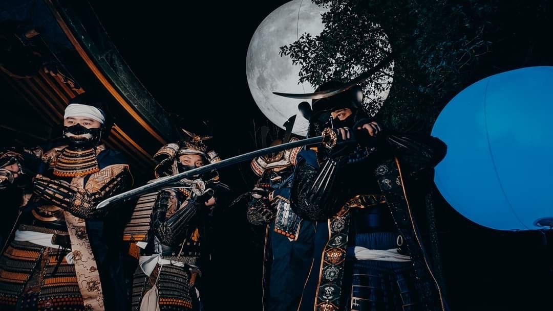年度唯一夜光場次,台灣武將隊將帶來精采遊行與光劍演武。(桃園神社提供)