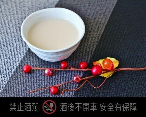 甘酒是使用白米製作的甘甜飲品,冬夜來上一杯超幸福。(桃園神社提供)