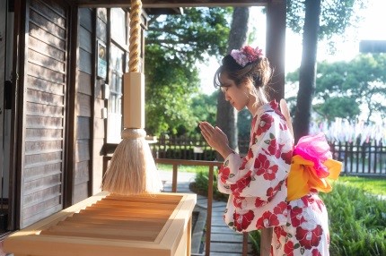 初詣參拜祈求新的一年平安順利。(桃園神社提供)