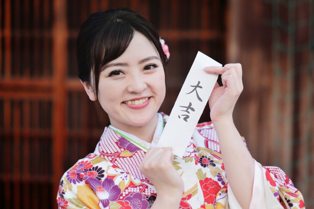 求一張「新春御神籤」預知2023年的新運勢。(桃園神社提供)