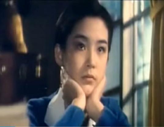 18歲的林青霞1973年演出《窗外》，講述的正是師生戀題材。（翻攝自bilibili）