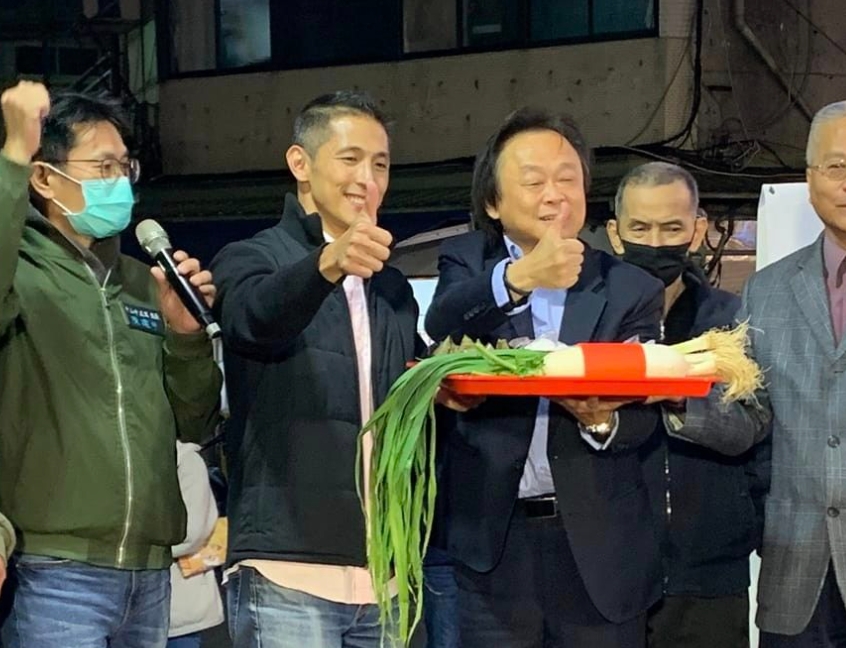 吳怡農力拚立委補選，北市議員王世堅昨晚站台輔選呼籲民眾出來投票。（翻攝自吳怡農臉書）