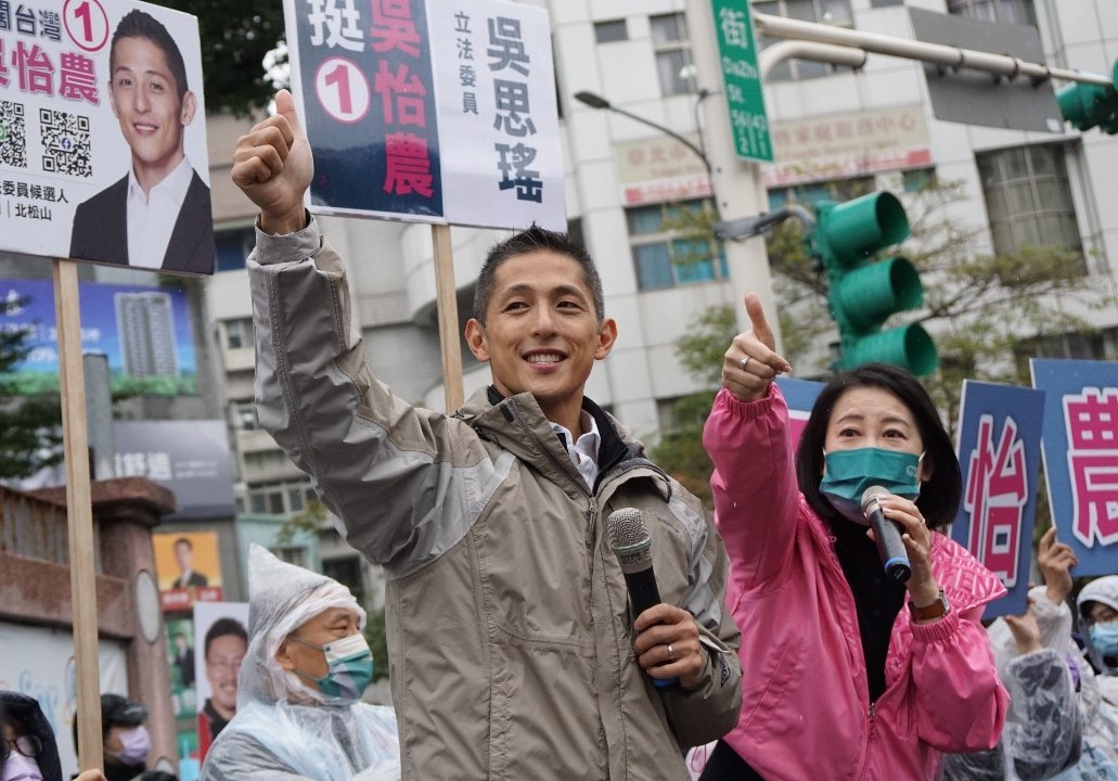 吳怡農今上午在吳思瑤陪同下站在街口向民眾拜票。（翻攝自吳怡農臉書）