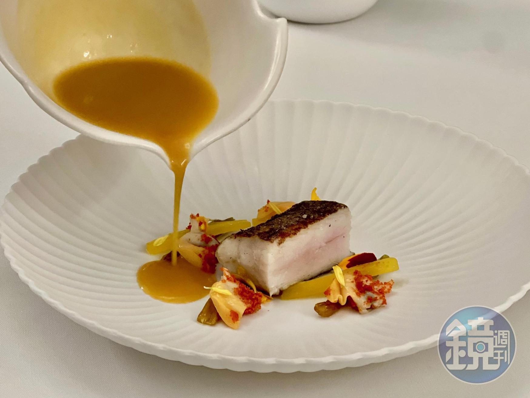 「船釣油帶」淋上橘紅色微辣的栗子南瓜醬汁。