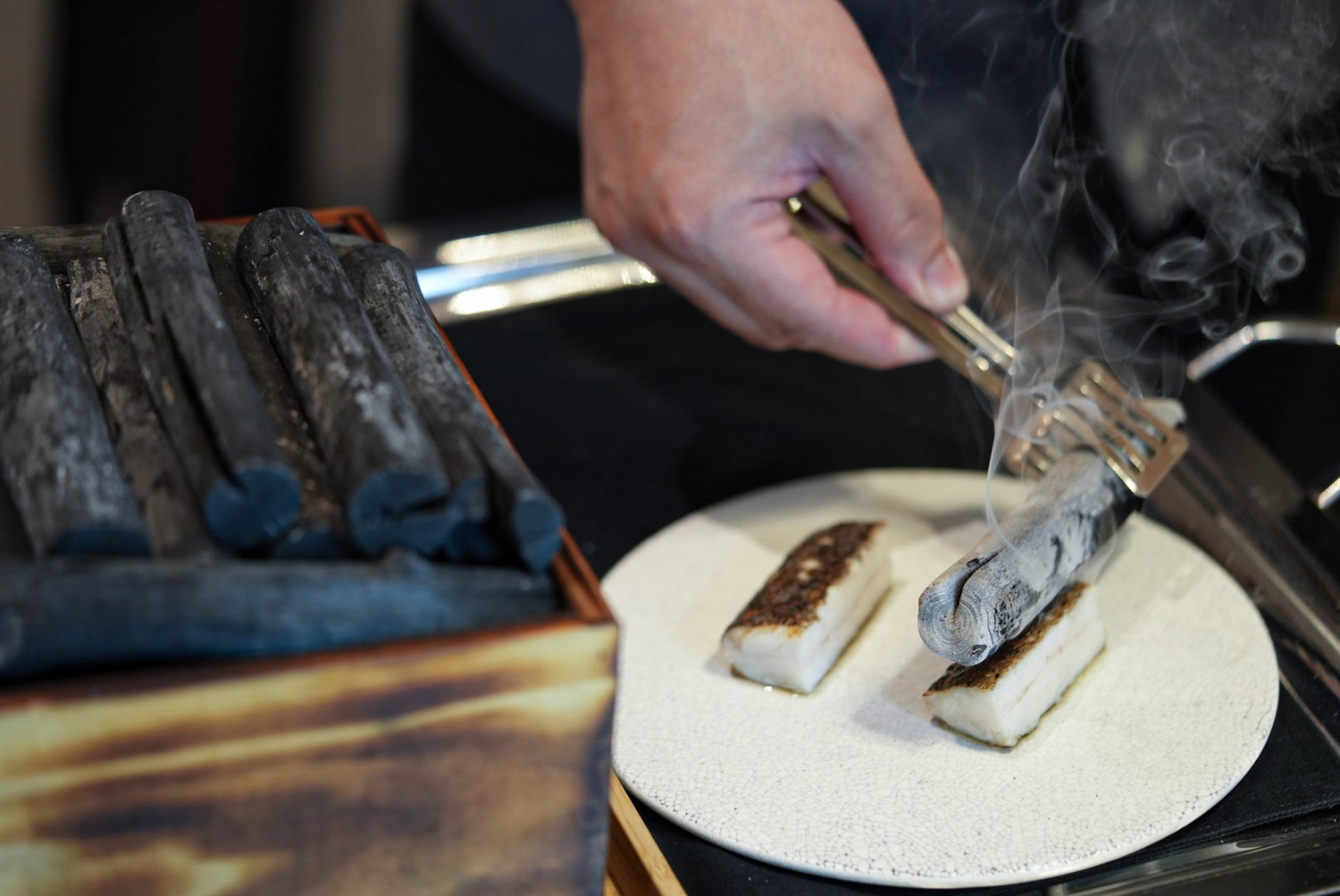油帶魚以炭高溫炙燒表皮帶出香氣。（樂斐提供）