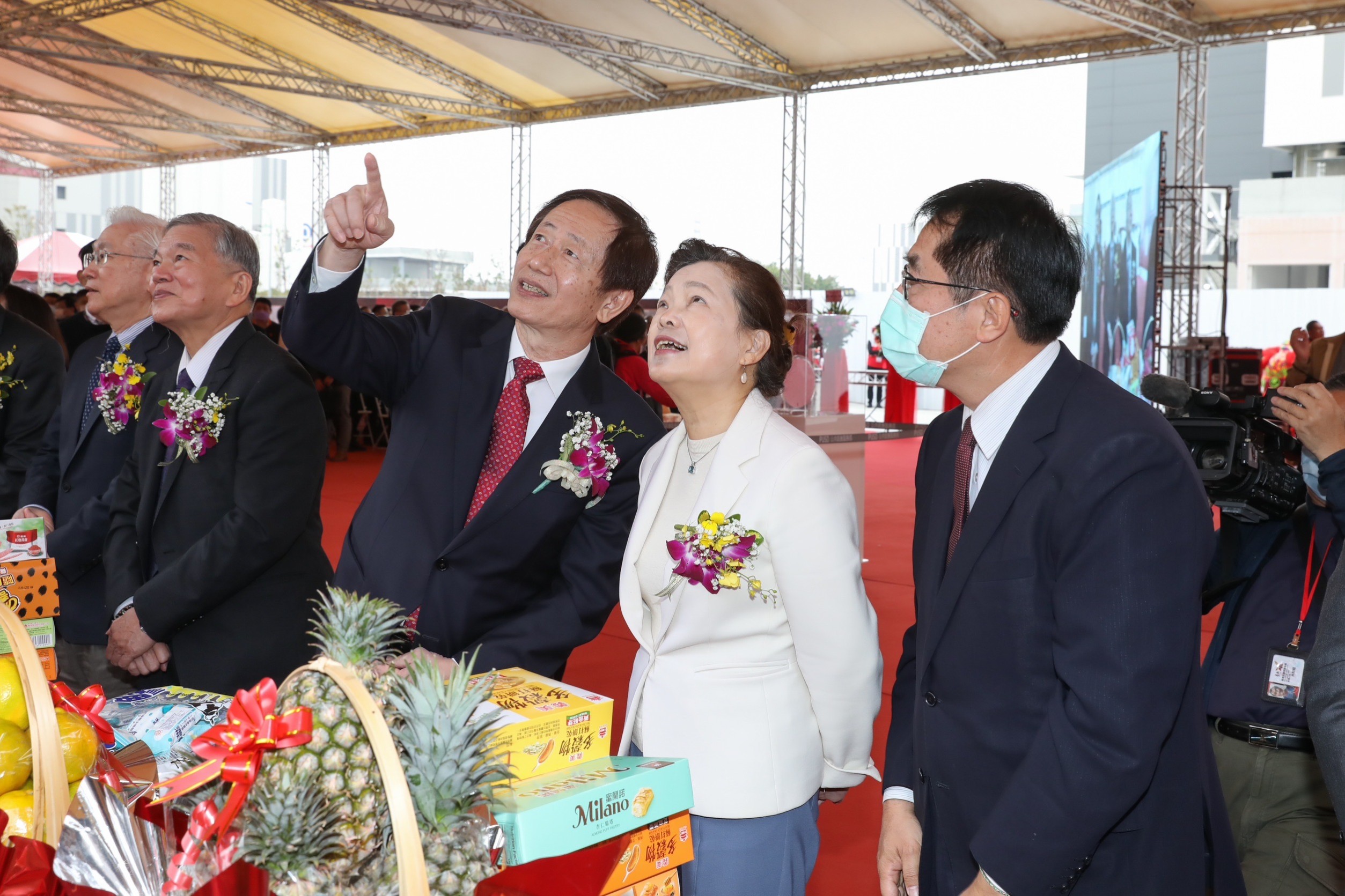 台積電29日在南科舉行3奈米量產暨擴產上梁典禮，行政院副院長沈榮津與經濟部部長王美花暨上下游供應商齊聚一堂。