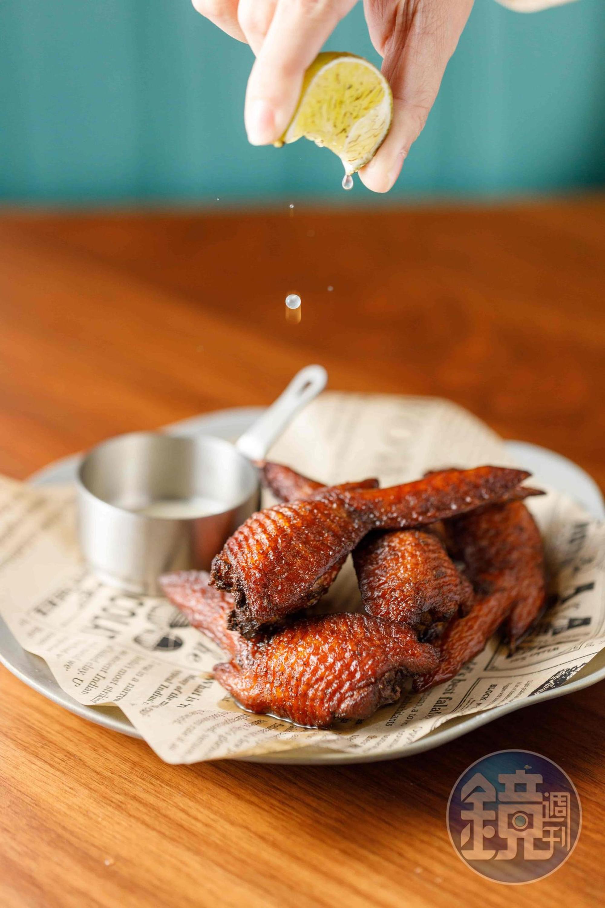 外皮厚實彈牙的「酥炸薩索雞翅」嚼勁中鮮嫩十足,是「Clairet W°4小威石東輕紅酒」的搭餐好partner。(380元/份)