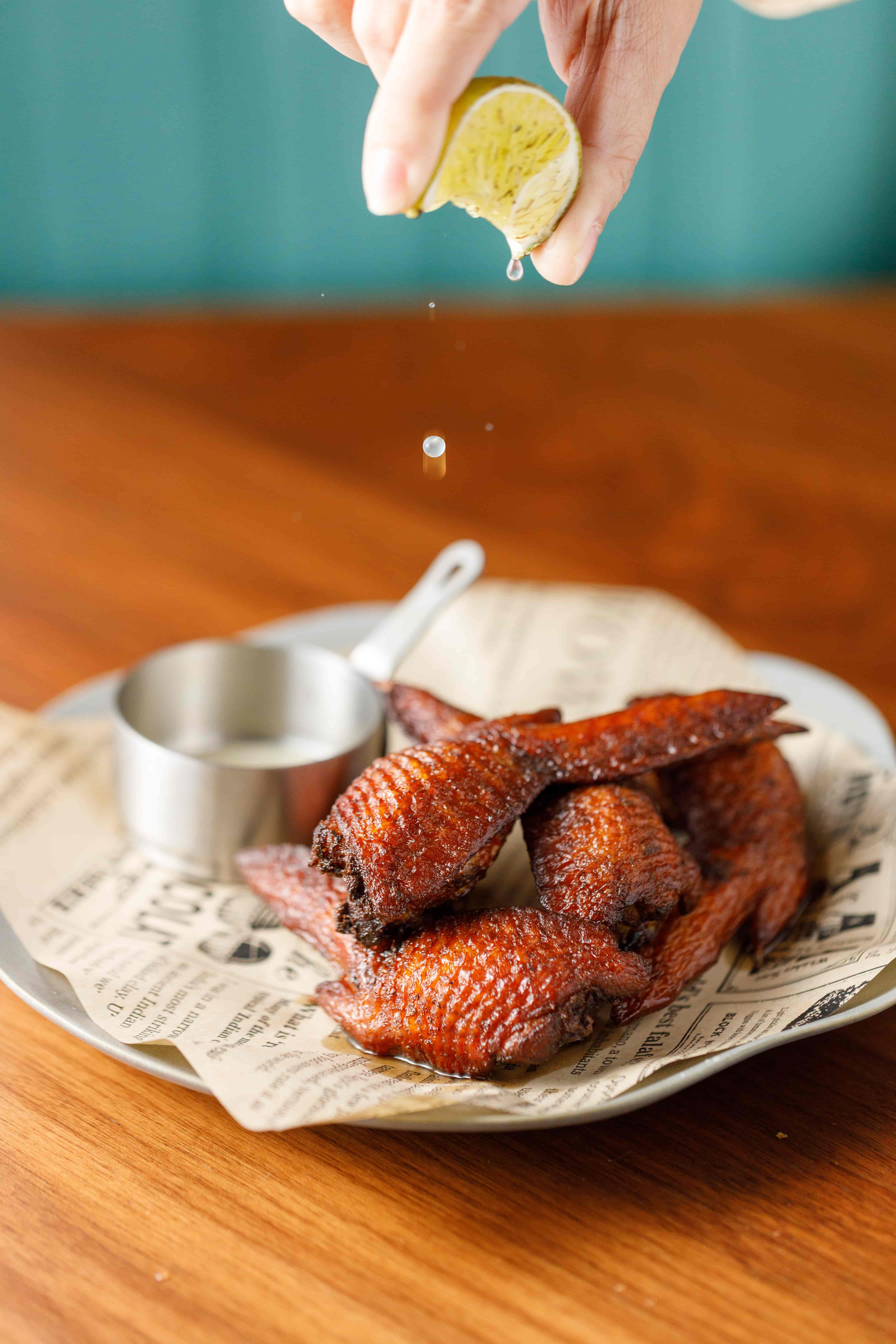 外皮厚實彈牙的「酥炸薩索雞翅」嚼勁中鮮嫩十足，是「Clairet W°4小威石東輕紅酒」的搭餐好partner。（380元／份）