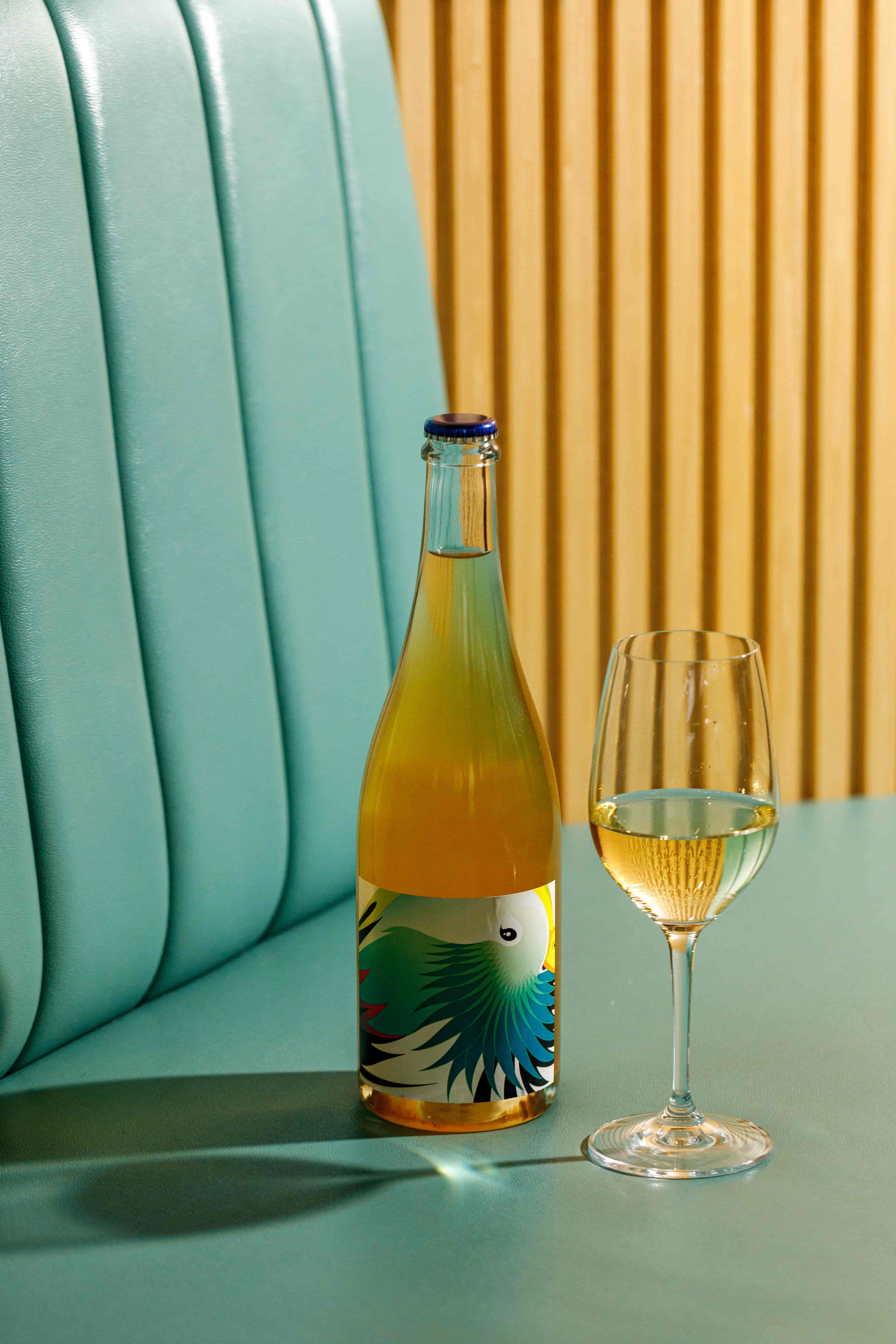 「Dela Fresca Frizzante 2019 朝鶴微氣泡酒」清脆低沉不甜膩，佐FReNCHIE FReNCHIE的蔥油麵相當合拍。（1,480元／瓶）