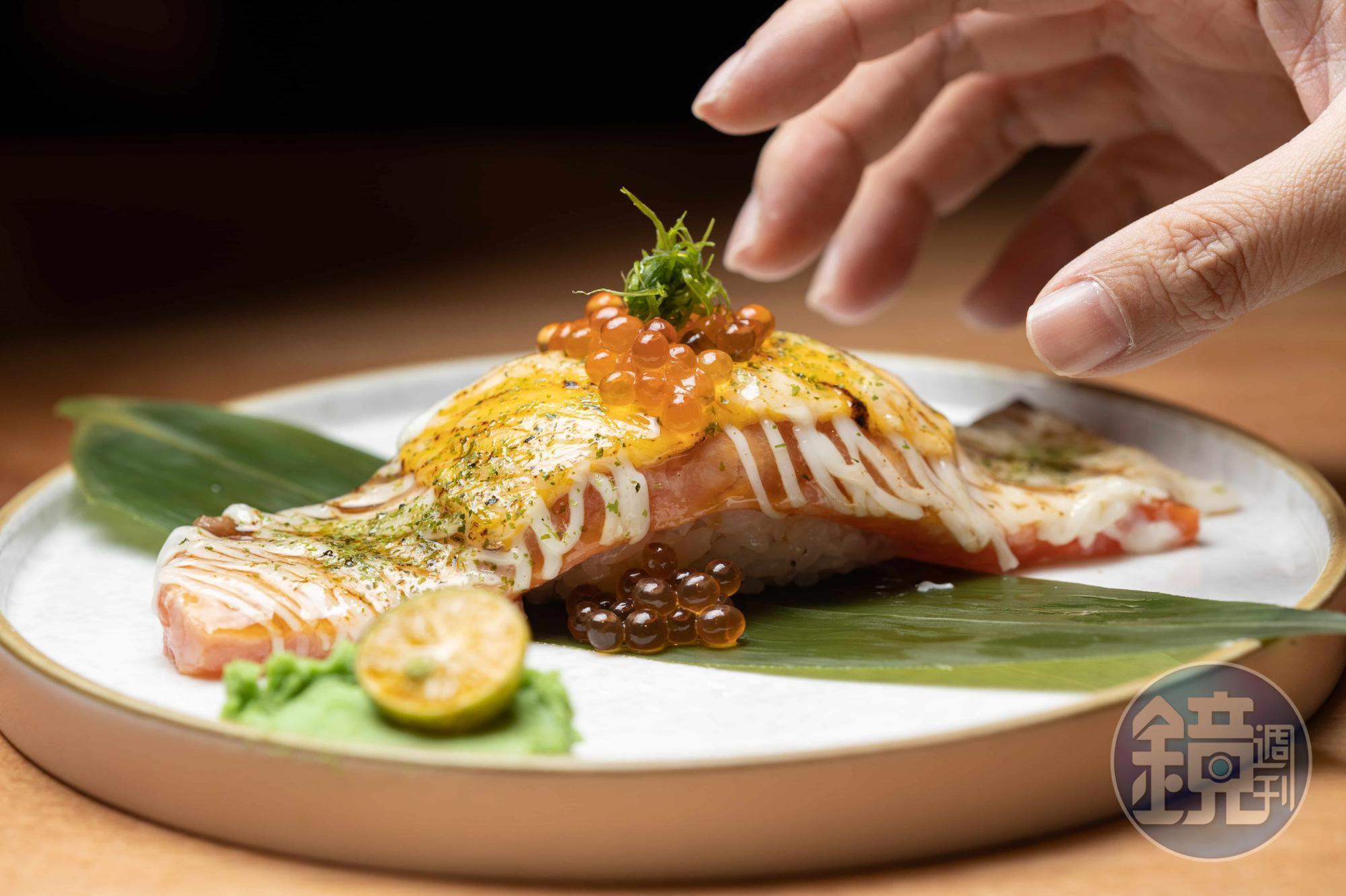 「巨型起司鮭魚握」一貫可以抵三貫！一旁的金桔搭配山葵，解膩又爽口。（198元／貫）