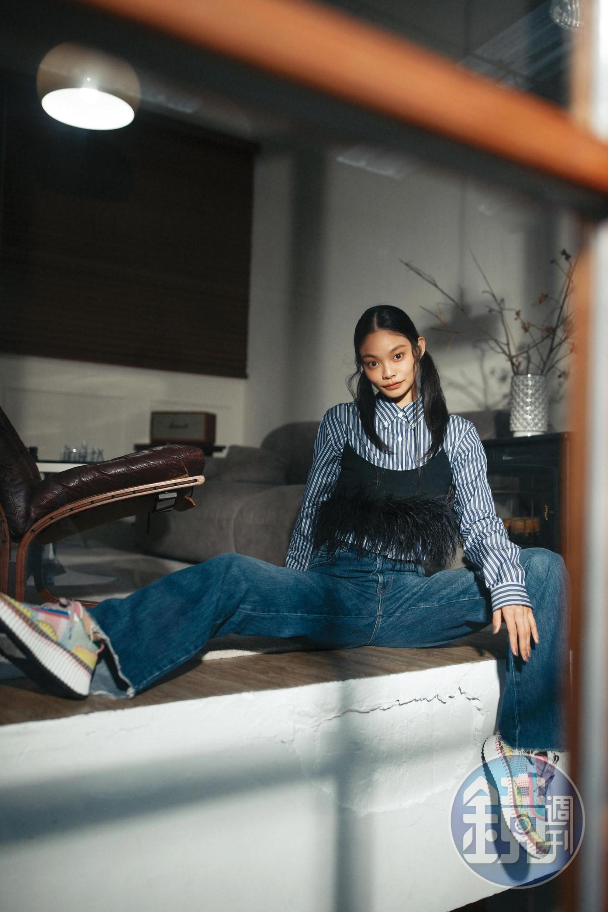 羽毛綴飾上衣 NT$66,000 by miu miu／府綢襯衫 NT$41,000 by miu miu／丹寧長褲 價格店洽 by miu miu／粉彩色休閒鞋 NT$24,200 by Chloé／扣式耳環 NT$3,450 by SWAROVSKI