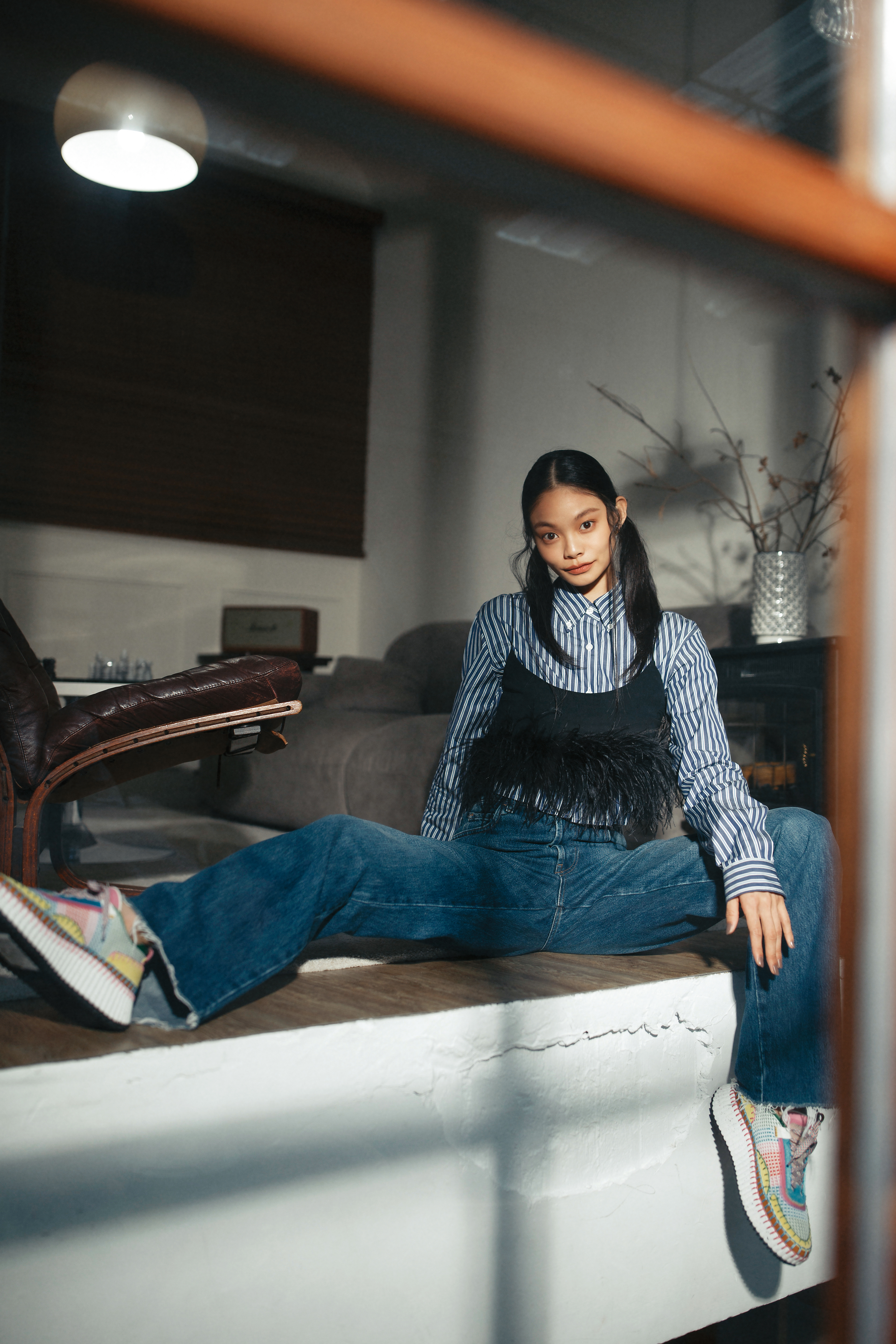 羽毛綴飾上衣 NT$66,000 by miu miu／府綢襯衫 NT$41,000 by miu miu／丹寧長褲 價格店洽 by miu miu／粉彩色休閒鞋 NT$24,200 by Chloé／扣式耳環 NT$3,450 by SWAROVSKI