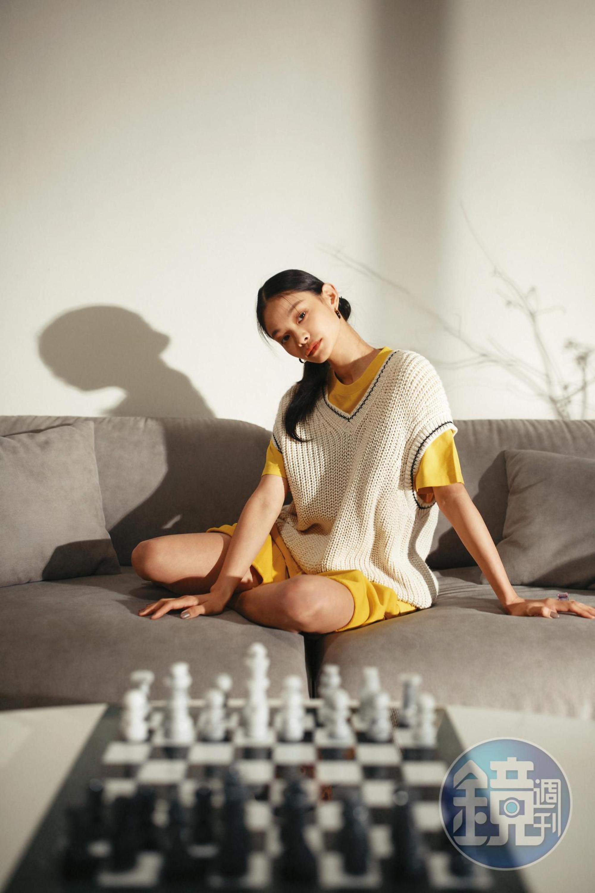 V領背心 NT$75,000 by PRADA／單色釉瓷器印花T-shirt NT$15,000 by LOEWE／黃色抽繩短褲 價格店洽 by LOEWE／虎眼石耳環 價格店洽 by Chloé／紫色水晶戒指 NT$11,000 by SWAROVSKI