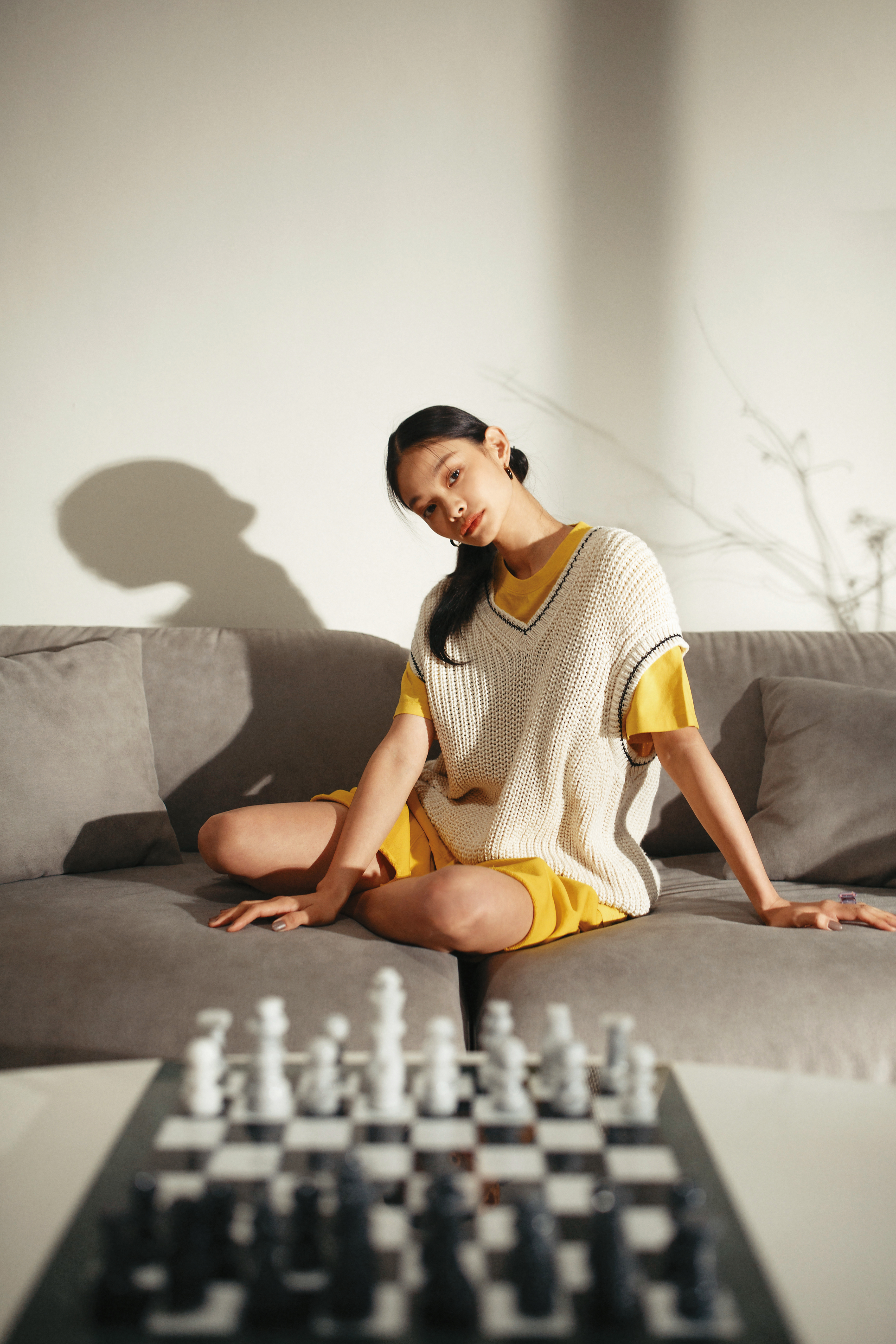 V領背心 NT$75,000 by PRADA／單色釉瓷器印花T-shirt NT$15,000 by LOEWE／黃色抽繩短褲 價格店洽 by LOEWE／虎眼石耳環 價格店洽 by Chloé／紫色水晶戒指 NT$11,000 by SWAROVSKI
