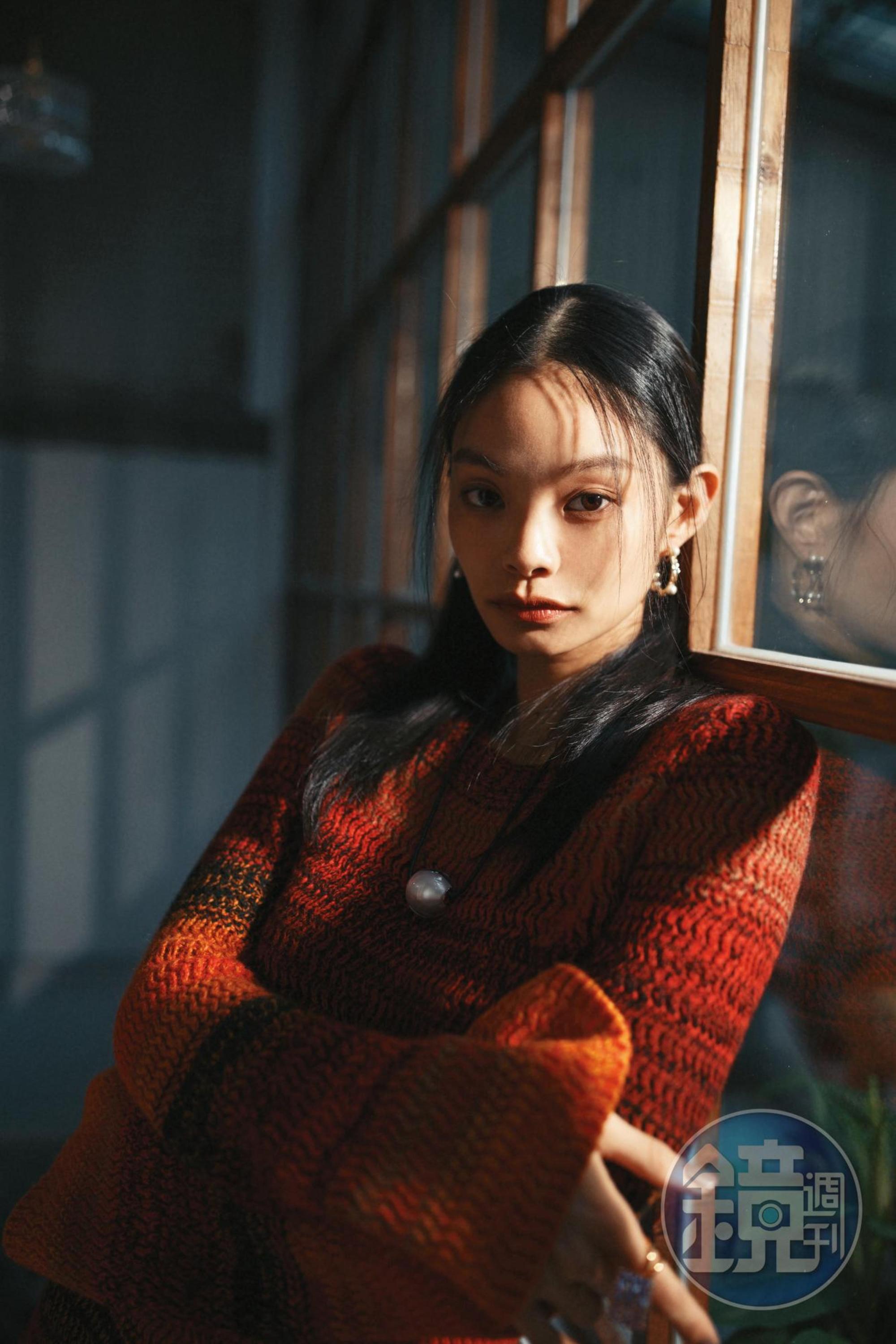 紅色漸層針織再生羊絨連身裙 NT$78,500 by Chloé／金屬耳環 NT$19,500 by miu miu／珍珠項鍊 NT$20,500 by Chloé／方塊造型水晶戒指 NT$20,000 by SWAROVSKI
