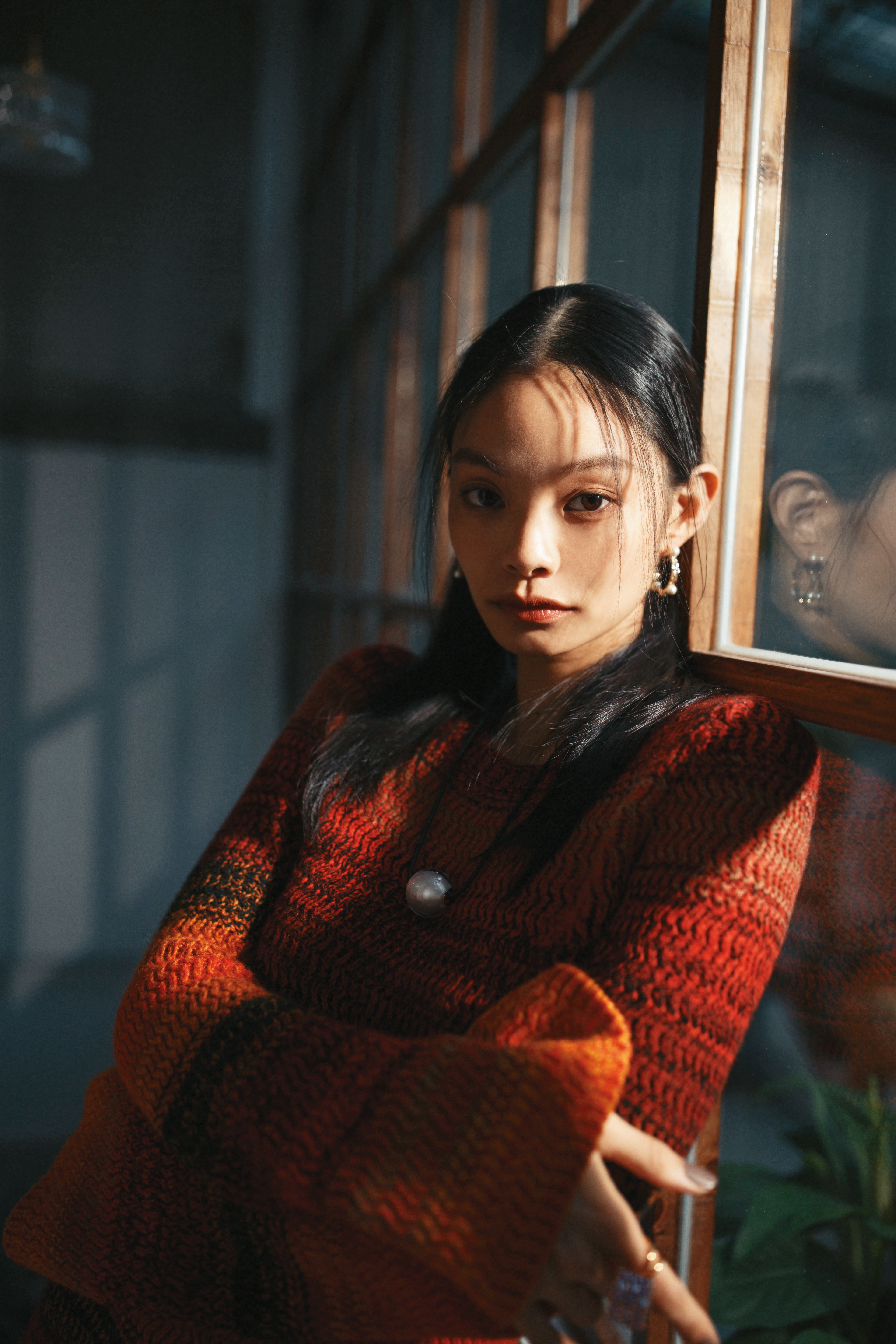 紅色漸層針織再生羊絨連身裙 NT$78,500 by Chloé／金屬耳環 NT$19,500 by miu miu／珍珠項鍊 NT$20,500 by Chloé／方塊造型水晶戒指 NT$20,000 by SWAROVSKI