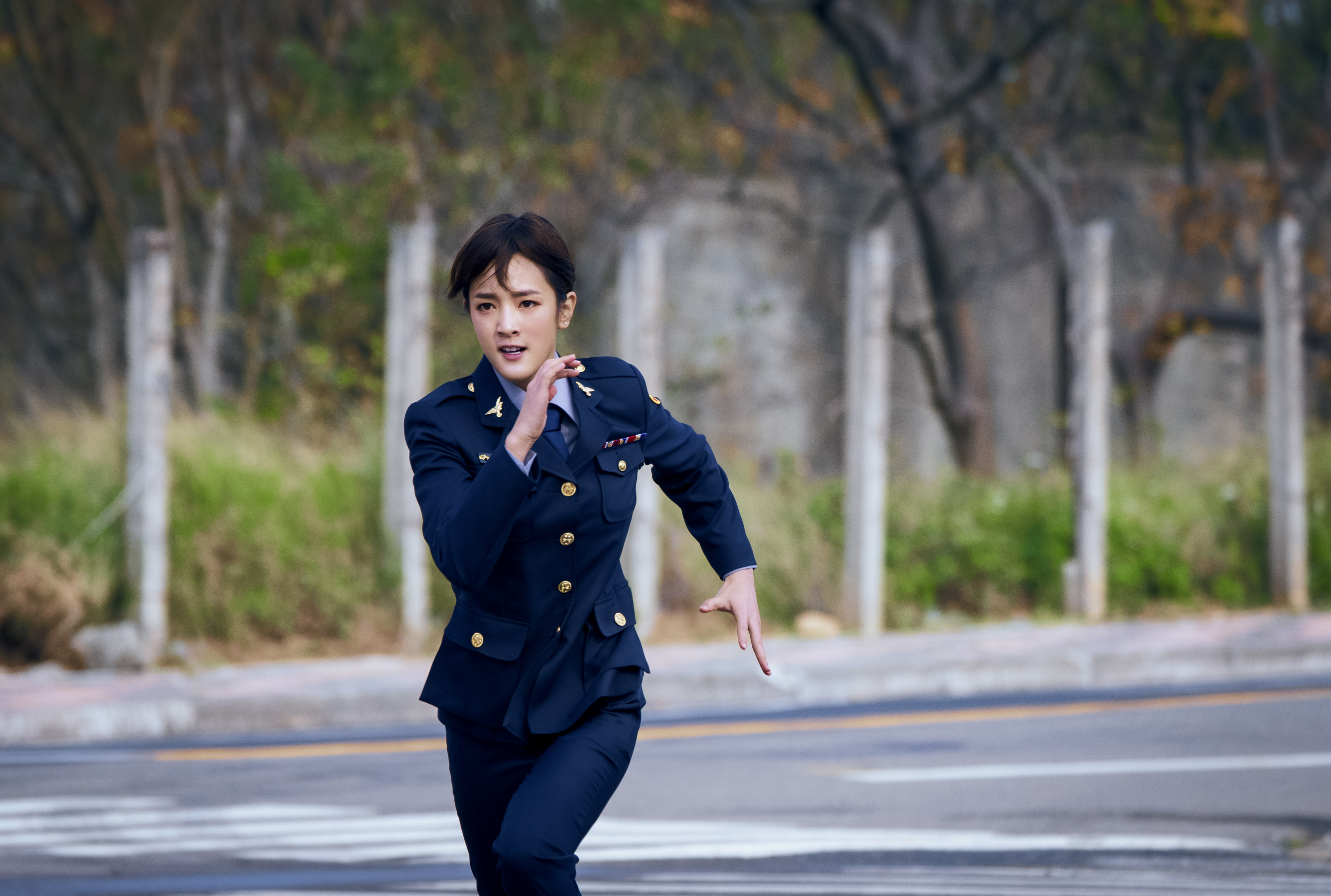 王淨以最正警花展現武打戲身手，但其實經過扎實訓練才敢上陣。（金盞花大影業提供）