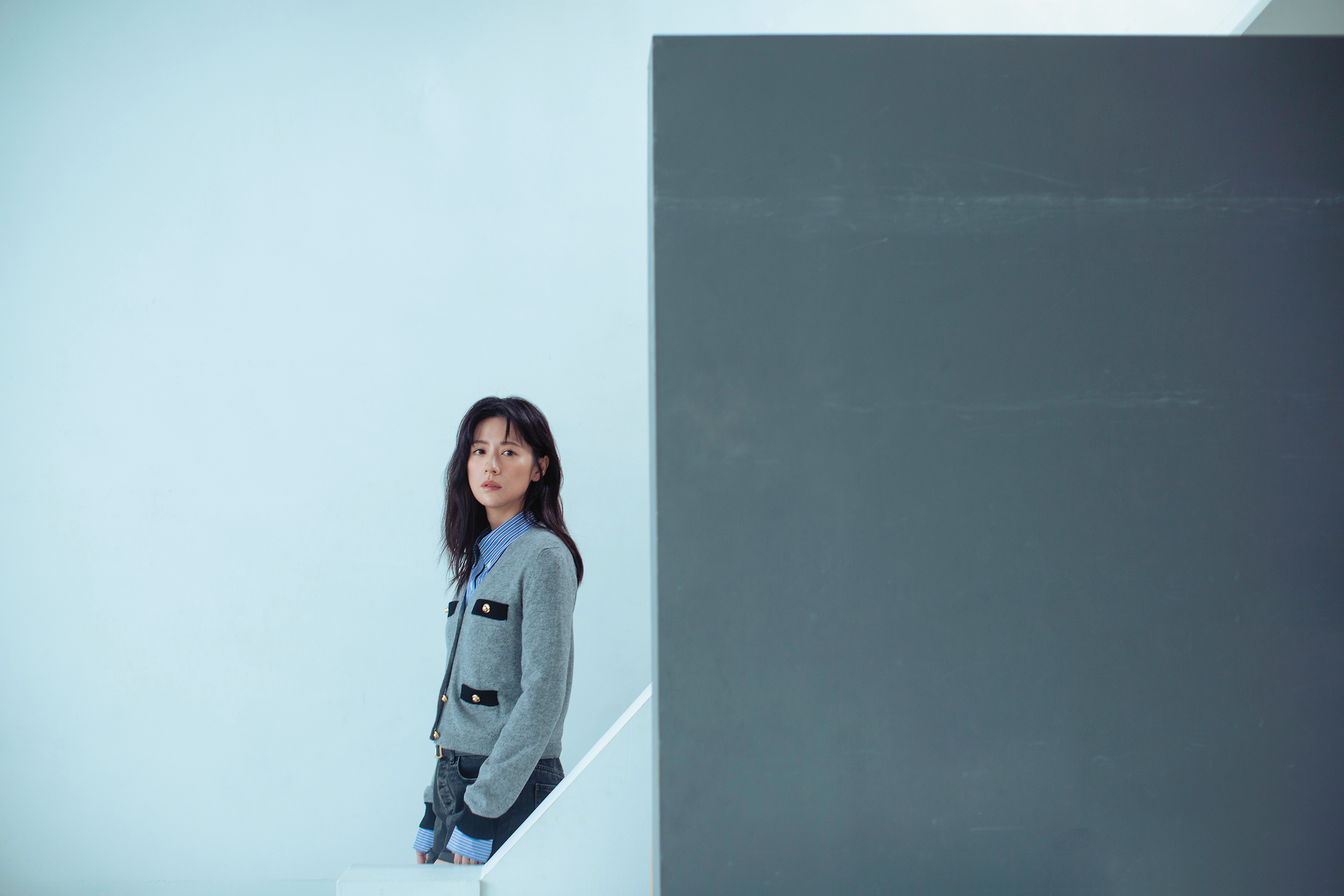 穿上短裙的女藝人其實很冷，但林予晞的好強讓她不說，「因為別人擔心，我就沒有辦法照顧別人，我真的是有照顧別人的強迫症。」