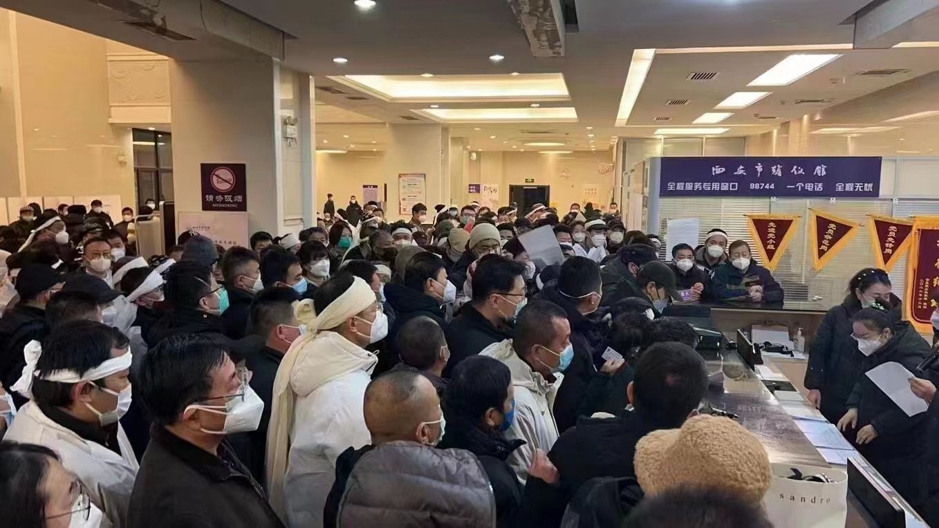 殯儀館擠滿辦喪事的家屬。（翻自推特）