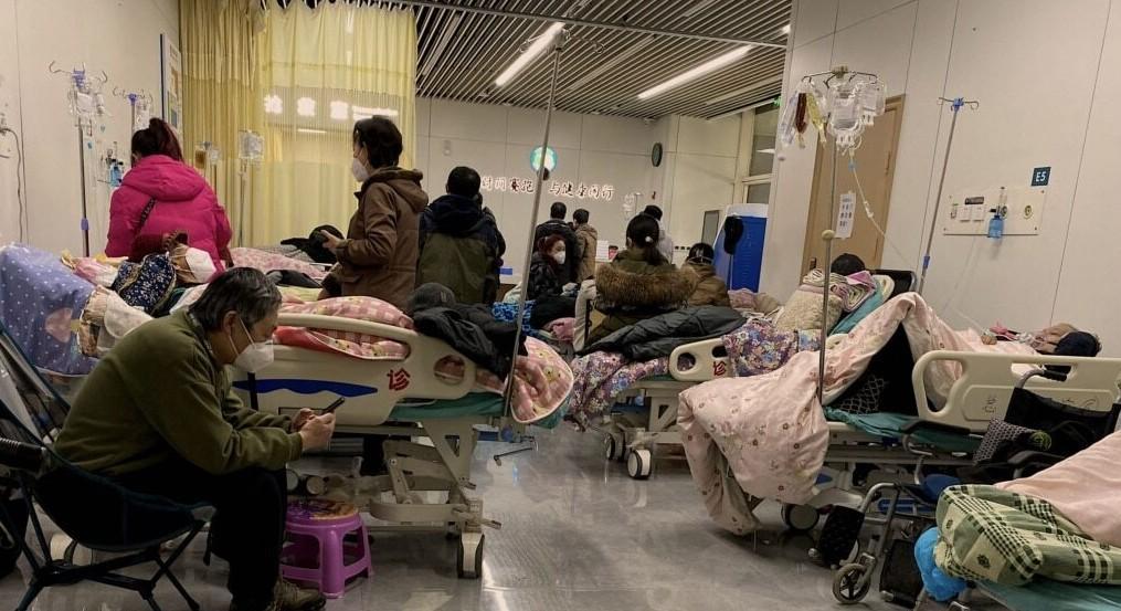 中國多間醫院裡,滿滿的都是病患。(翻自推特)
