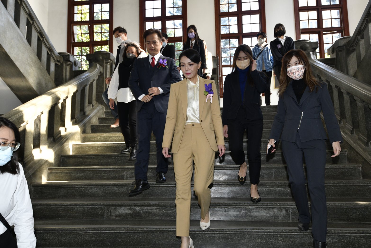 高虹安上任新竹市長，民進黨市議員質疑她的選前政見要如何兌現。