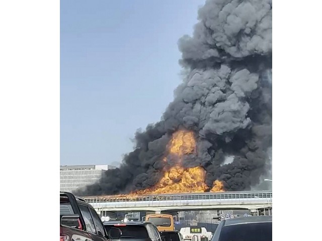 驚悚影片曝光！南韓高速公路隧道恐怖大火。（翻自《韓聯社》）