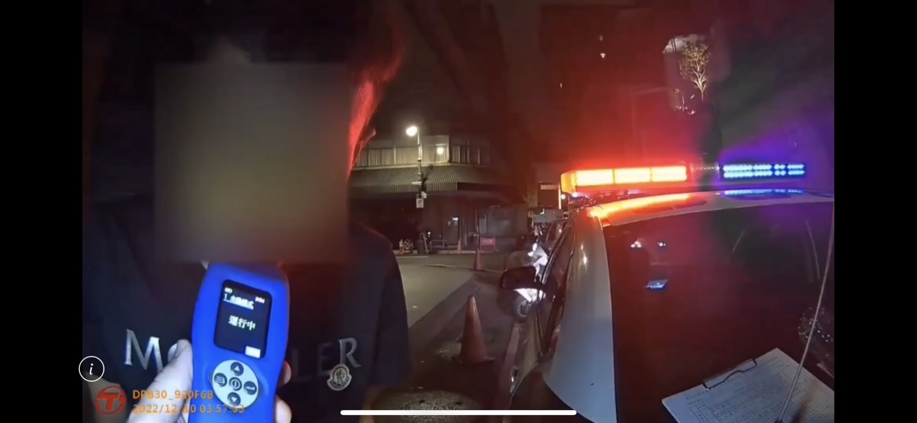 警方盤查黃男並對他執行酒測,黃男酒測值達0.37毫克。(翻攝畫面)