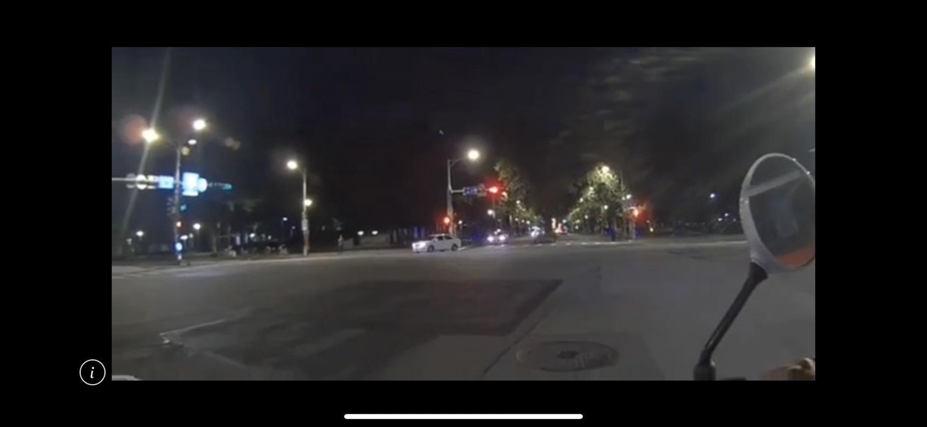 黃男駕車行經南京東路、林森北路口時因違規紅燈右轉遭警攔查。（翻攝畫面）