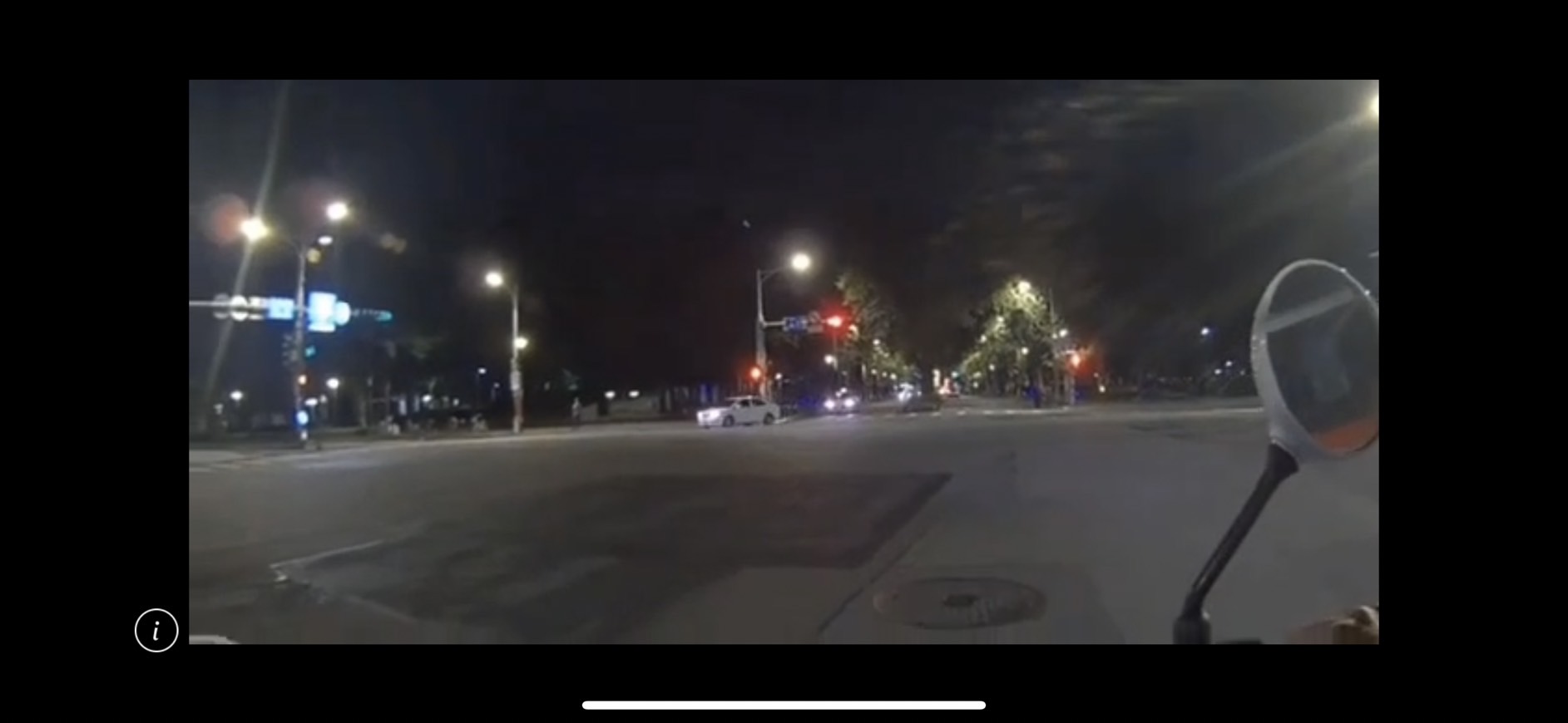 黃男駕車行經南京東路、林森北路口時因違規紅燈右轉遭警攔查。（翻攝畫面）