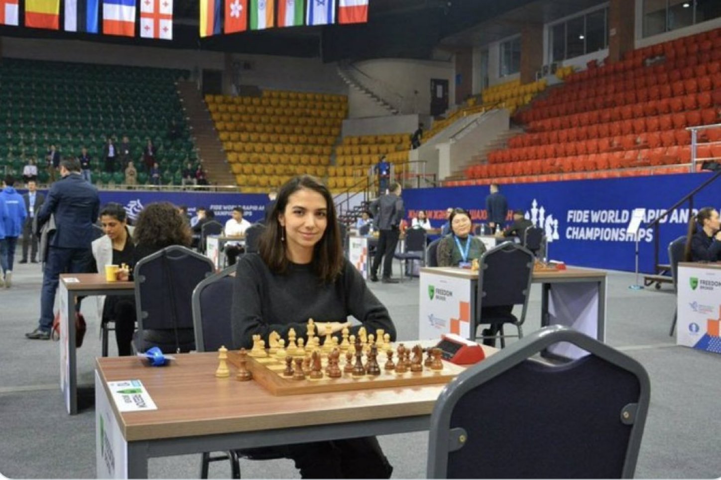 伊朗西洋棋女子選手哈德（Sara Khadem）在哈薩克參加國際比賽時未戴頭巾，該舉動違反了伊朗法律對於女性的著裝規定。（翻攝推特@Limportant_fr）