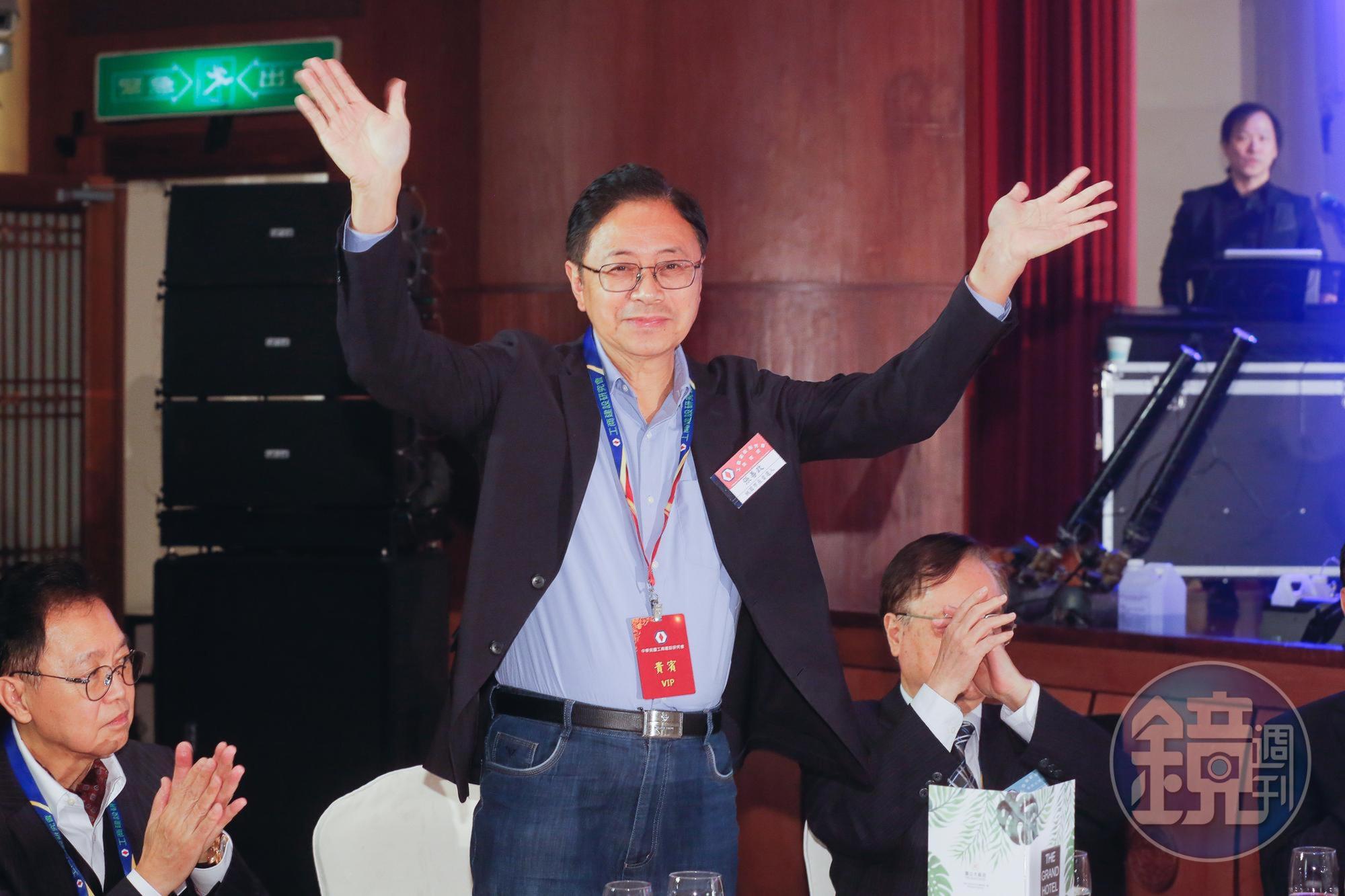 桃園市長張善政剛上任就「發錢」,今宣布提高老人三節禮金至2,500元。(本刊資料照)