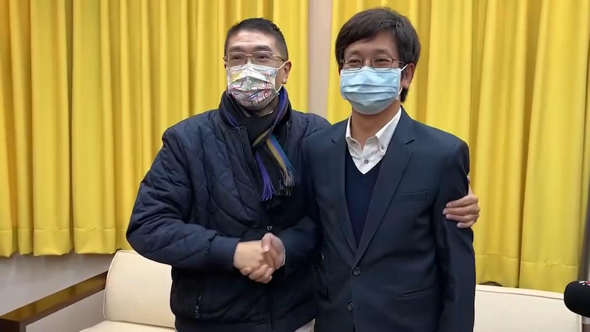 謝國樑(左)與蔡適應(右)今在選後首度同台,共同商討基隆的交通解方。(翻攝自鏡新聞)