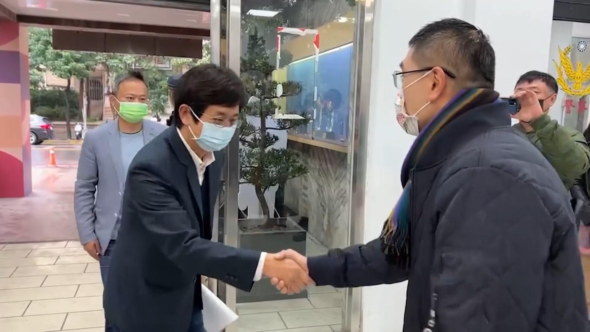 蔡適應(左)今來到基隆市政府與謝國樑(右)會面,共同商討基隆的交通解方。(翻攝自鏡新聞)