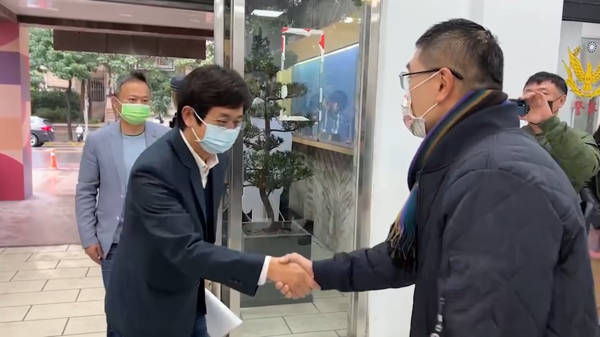 蔡適應（左）今來到基隆市政府與謝國樑（右）會面，共同商討基隆的交通解方。（翻攝自鏡新聞）