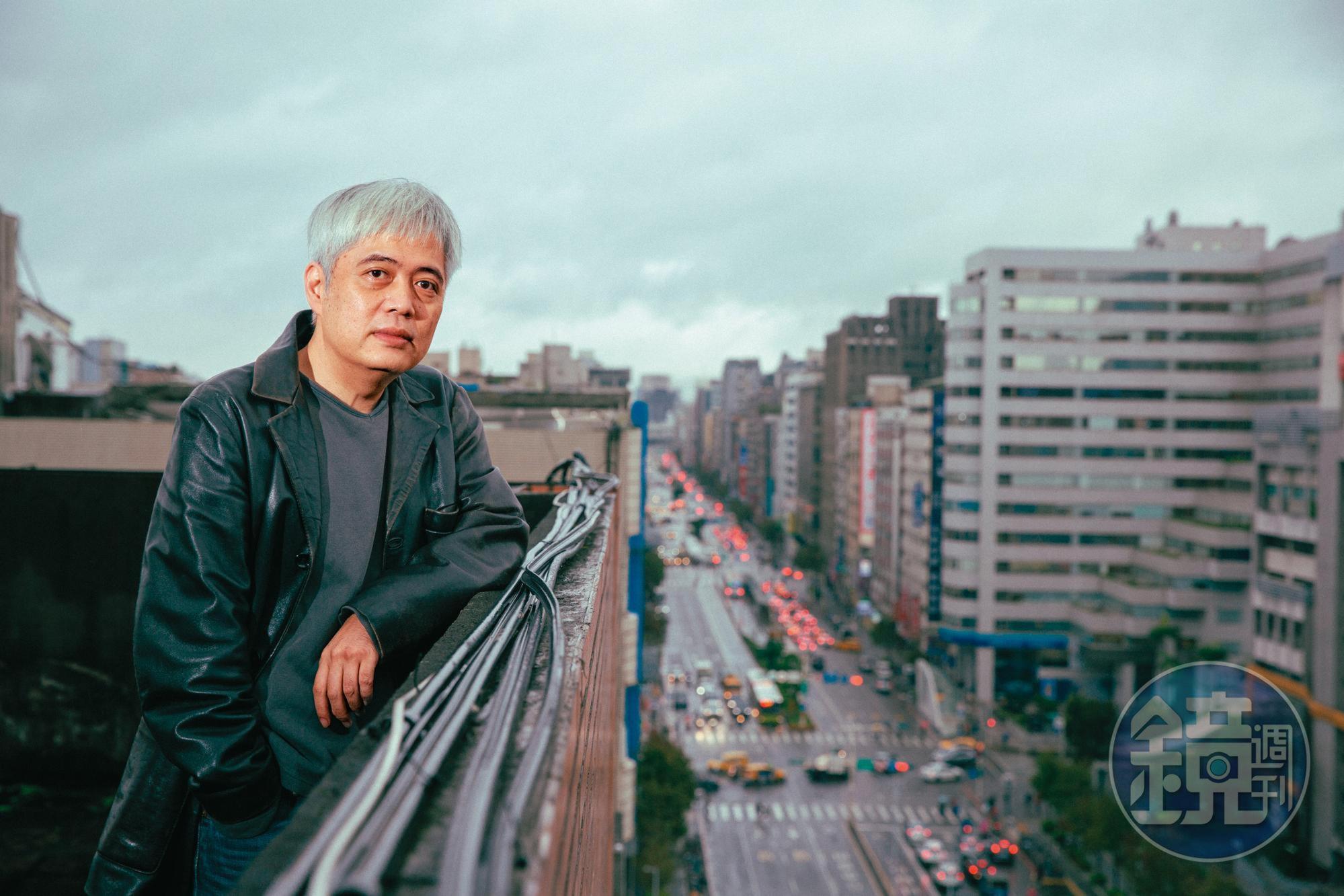 常勝（圖）耗時近3年創作《閻鐵花》，描繪京劇女伶成為超級英雄，去年12月發行第3集單行本，宣告完結。